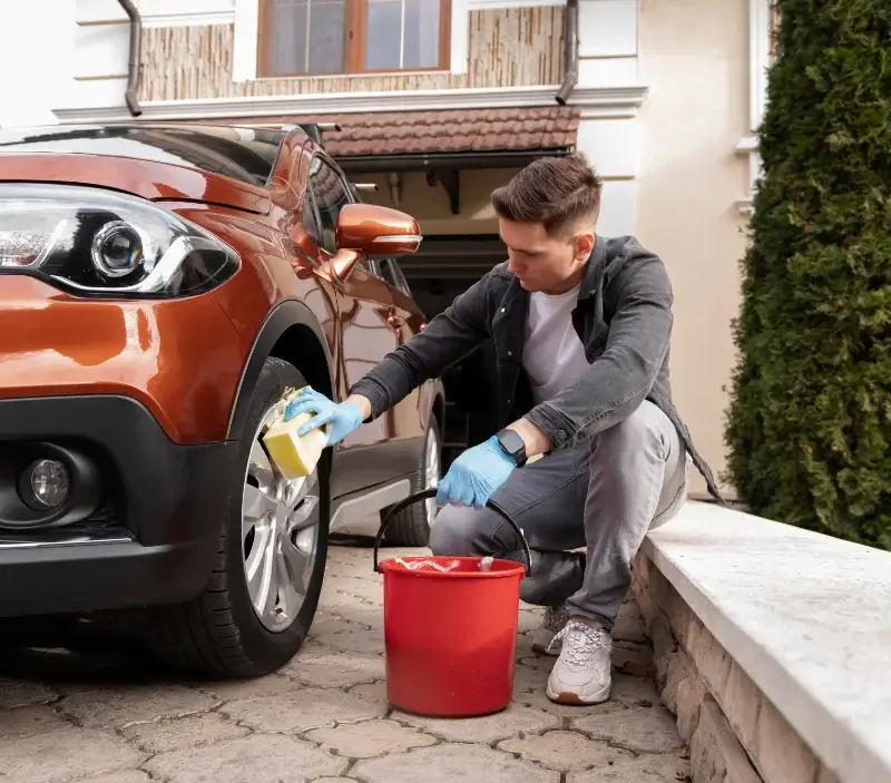 Lavage auto à domicile Commelle-Vernay : professionnel intervenant sur un véhicule